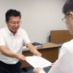 金刺義行兵庫労働局長に答申書を手渡す兵庫地方最低賃金審議会の梅野巨利会長（左）＝兵庫労働局