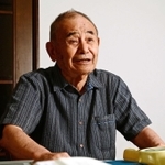 神戸空襲を振り返る内藤博一さん＝神戸市西区（撮影・中西幸大）