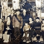出征する親族と一緒に写った記念写真。右端が博一さん、隣に兄、母、妹＝神戸市内