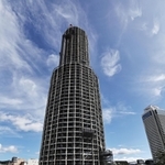 台風襲来に備え、改修工事用の足場を覆っていたシートが取り外された神戸ポートタワー＝８日午前、神戸市中央区波止場町（撮影・長嶺麻子）