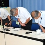 兵庫県の監督不足を謝罪する八尾昌彦河川整備課長（中央）ら＝県庁