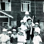 信愛学園で野球に熱中した内藤博一さん（左から３番目）。慰問に訪れた阪神の投手兼監督、若林忠志さんと＝神戸市内