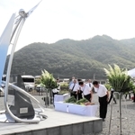 県西・北部豪雨の犠牲者を悼み開かれた献花行事＝９日午前、佐用町久崎