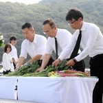 防災への決意を新たに献花する庵逧典章典章町長（中央）＝９日午前、佐用町久崎