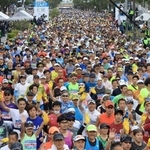 昨年の神戸マラソンでスタートしたランナー＝２０２２年１１月