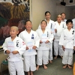 片山安孝副知事（左）から激励を受ける選手ら＝兵庫県庁