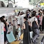 盆休み期間の初日を迎え、新幹線に乗降する人たち＝１１日午前、神戸市中央区、ＪＲ新神戸駅（撮影・長嶺麻子）