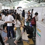 盆休み期間の初日を迎え、新幹線に乗降する人たち＝１１日午前、神戸市中央区、ＪＲ新神戸駅（撮影・長嶺麻子）