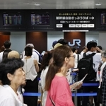 新幹線の切符を買い求める人らで混雑する売り場＝１１日午前、神戸市中央区、ＪＲ新神戸駅（撮影・長嶺麻子）
