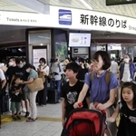 切符を買い求める人らで混雑する新幹線のりば＝１１日午前、神戸市中央区、ＪＲ新神戸駅（撮影・長嶺麻子）