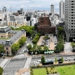 ２０年以上にわたって暫定利用が続くコインパーキング（写真中央）。神戸・元町の一等地にある＝神戸市中央区下山手通５から