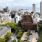 ２０年以上にわたって暫定利用が続くコインパーキング（写真中央）。神戸・元町の一等地にある＝神戸市中央区下山手通５から