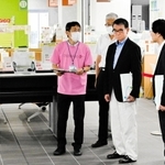 マイナンバーカードの申請・交付窓口を視察した河野太郎デジタル相（左から３人目）＝７月、洲本市役所