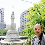 朝鮮人のものとされる遺骨も納められている東福寺のパゴダ（仏塔）と同寺の圓通良樹住職＝神戸市中央区国香通７