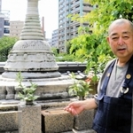 朝鮮人のものとされる遺骨も納められている東福寺のパゴダ（仏塔）と同寺の圓通良樹住職＝神戸市中央区国香通７