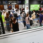 切符の払い戻しなどで混雑するＪＲ新神戸駅の窓口＝１４日午後、神戸市中央区加納町１（撮影・斎藤雅志）