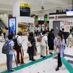 ＪＲ神戸線やポートライナーが運転見合わせとなり、構内に伸びるほどのタクシー待ちの行列ができた＝１５日午前８時２４分、神戸市中央区、ＪＲ三ノ宮駅（撮影・鈴木雅之）