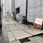 工事現場を囲っていたパネルが強風で倒れ、約１０メートルにわたって歩道をふさいだ＝１５日午前８時２９分、神戸市兵庫区荒田町１
