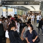 ＪＲ神戸線やポートライナーが運転を見合わせ、タクシー待ちの大行列ができた＝１５日午前８時３１分、神戸市中央区、ＪＲ三ノ宮駅（撮影・鈴木雅之）