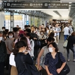 ＪＲ神戸線やポートライナーが運転を見合わせ、タクシー待ちの大行列ができた＝１５日午前８時３１分、神戸市中央区、ＪＲ三ノ宮駅（撮影・鈴木雅之）