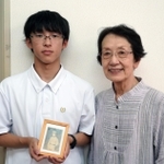中作平次さんの写真を手にする川西大馳さん（左）と祖母の松田文子さん＝神戸市中央区、兵庫県遺族会館