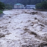 台風７号による大雨で水位が増した矢田川＝１５日午後３時５７分、兵庫県香美町村岡区川会（撮影・長谷部崇）