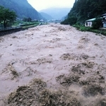 台風７号による大雨で水位が増した矢田川＝１５日午後３時５７分、兵庫県香美町村岡区川会（撮影・長谷部崇）