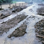 矢田川の氾濫や山からの土砂流入で冠水した県道香住村岡線＝１５日午後５時２４分、兵庫県香美町村岡区高津（撮影・長谷部崇）