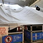 台風７号接近のため、停止されたエスカレーター＝１５日午前、神戸市中央区相生町３（撮影・長嶺麻子）