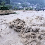 台風７号の接近に伴う大雨で水位を増した湯舟川（手前）と矢田川（奥）の合流地点＝１５日午後、香美町村岡区川会