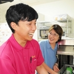 念願の介護の仕事に就いたリシャフさんと、メロディの神田郁美代表＝尼崎市大庄中通１