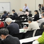 石綿関連疾患の患者や家族らが現制度の改善を訴えた５月の集会＝東京都内