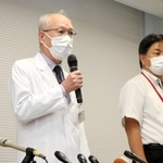 記者会見で説明する甲南医療センターの具英成院長（左）＝神戸市東灘区鴨子ケ原１、甲南医療センター