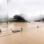 川の増水で冠水した集落＝15日午後、香美町香住区油良（日下部光宣さん撮影）