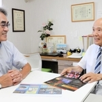 児童養護施設の子どもたちを招いたＵＳＪツアーについて、計画を練る東洋財団の三村正之さん（右）ら＝宝塚市野上２、同財団