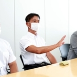 今夏の戦いぶりについて語った社の（左から）高橋侑弘部長、山本巧監督、中井修校長＝神戸新聞社（撮影・長嶺麻子）