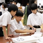 実技でホーバークラフトを作る生徒＝神戸市長田区蓮池町