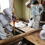 床下にたまった泥のかき出す人たち＝１８日、兵庫県香美町香住区間室