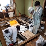 床下にたまった泥のかき出す人たち＝１８日、兵庫県香美町香住区間室