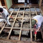 床下にたまった泥をかき出すボランティア＝１８日午前、兵庫県香美町香住区間室