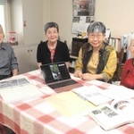 台湾時代の家が台北市の「歴史建築」に登録されたことを喜ぶ（左から）伊東進さん、容子さん、優里さん、香保さん＝明石市内