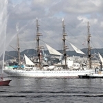 消防艇の歓迎放水を受け、入港する海王丸＝神戸港