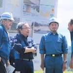 被災した地区の区長（右端）と言葉を交わす（左から）浜上勇人香美町長、谷公一防災担当相、斎藤元彦知事＝１９日午後、兵庫県香美町香住区油良