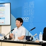 兵庫県立大の無償化や将来構想の策定計画などについて説明する斎藤元彦知事（左）と高坂誠学長＝兵庫県庁（撮影・田中陽一）
