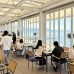 西海岸の海を臨むテラスで食事を楽しむレストラン＝淡路市野島平林