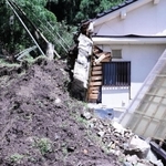 裏山から崩れた土砂や樹木が直撃した民家＝１６日午後、香美町村岡区和田