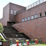土地の返還期限が過ぎても残ったままとなっている旧明石市立図書館＝明石市明石公園