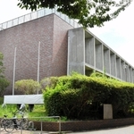 土地の返還期限が過ぎても残ったままとなっている旧明石市立図書館＝明石市明石公園