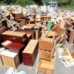 泥に漬かるなどして持ち込まれた家財道具＝香美町香住区油良