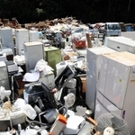 泥に漬かるなどして持ち込まれた家電＝香美町香住区油良